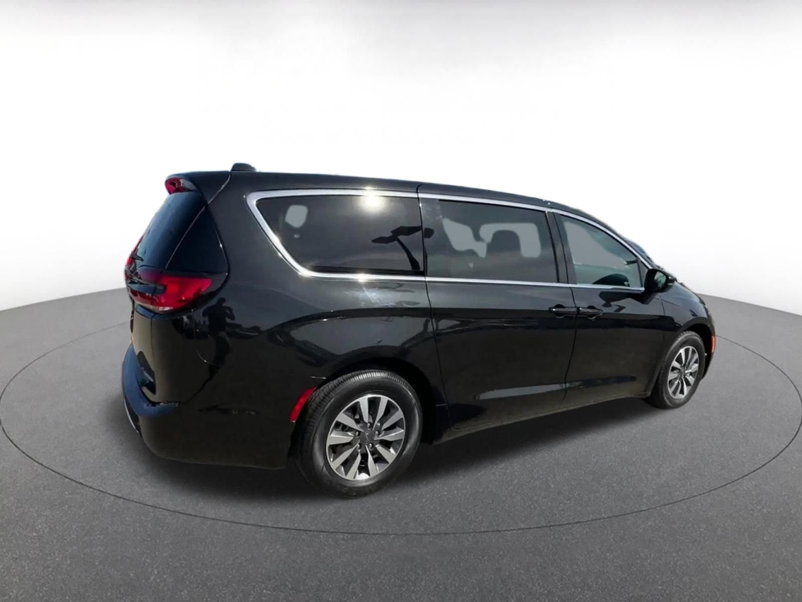 Used 2023 Chrysler Pacifica Touring-L image 15