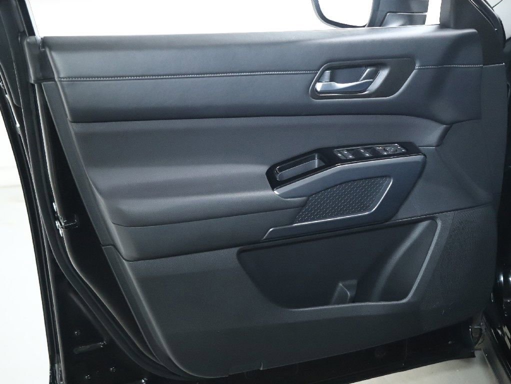 Certified 2025 Nissan Pathfinder SL image 17