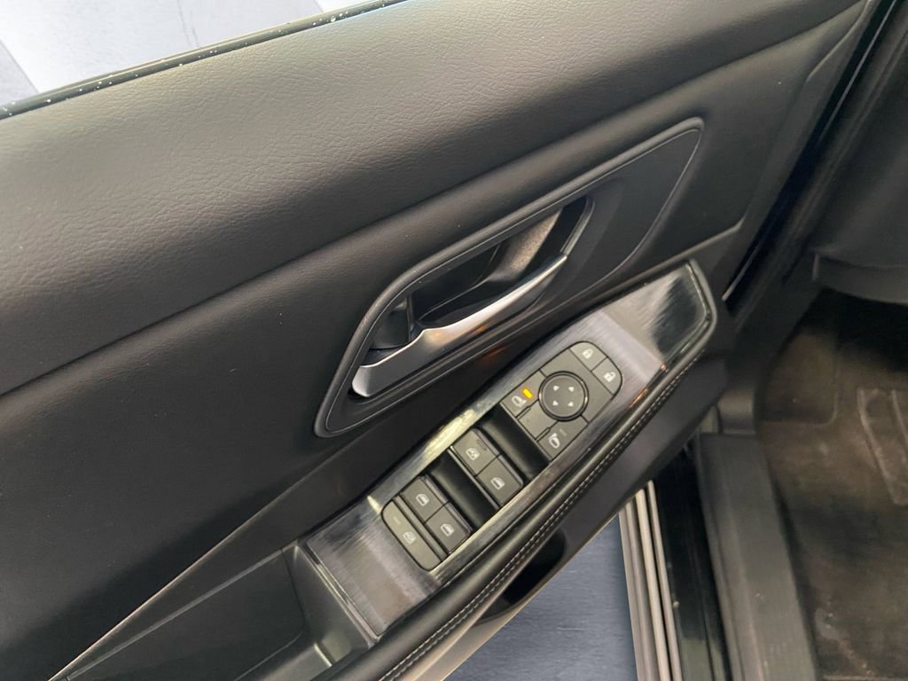Used 2024 Nissan Rogue SV image 11