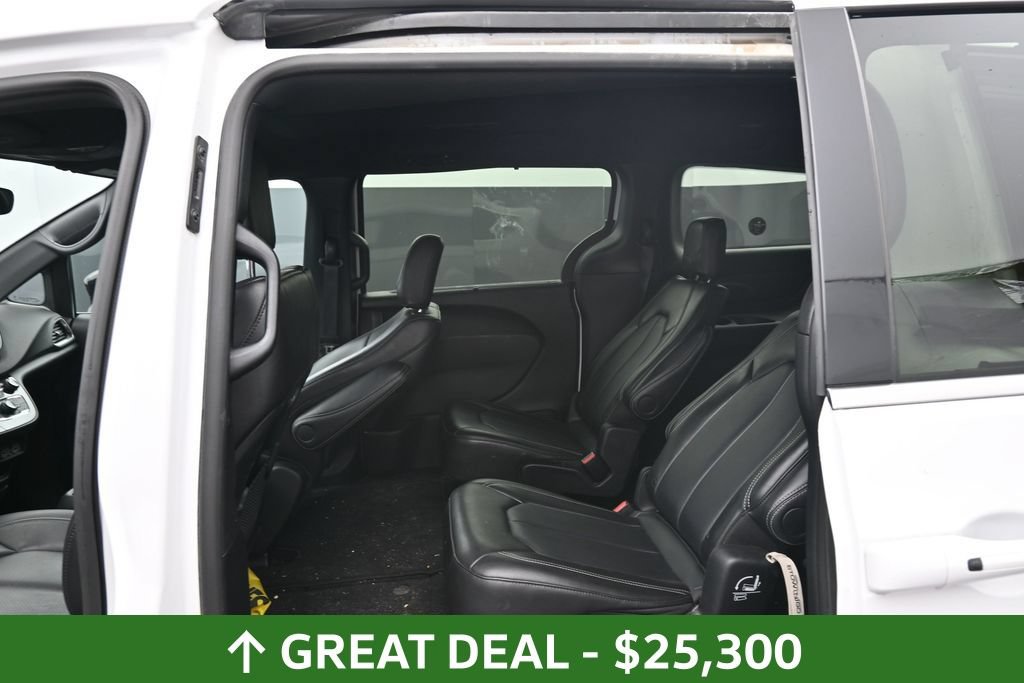 Used 2025 Chrysler Pacifica Select FWD image 18