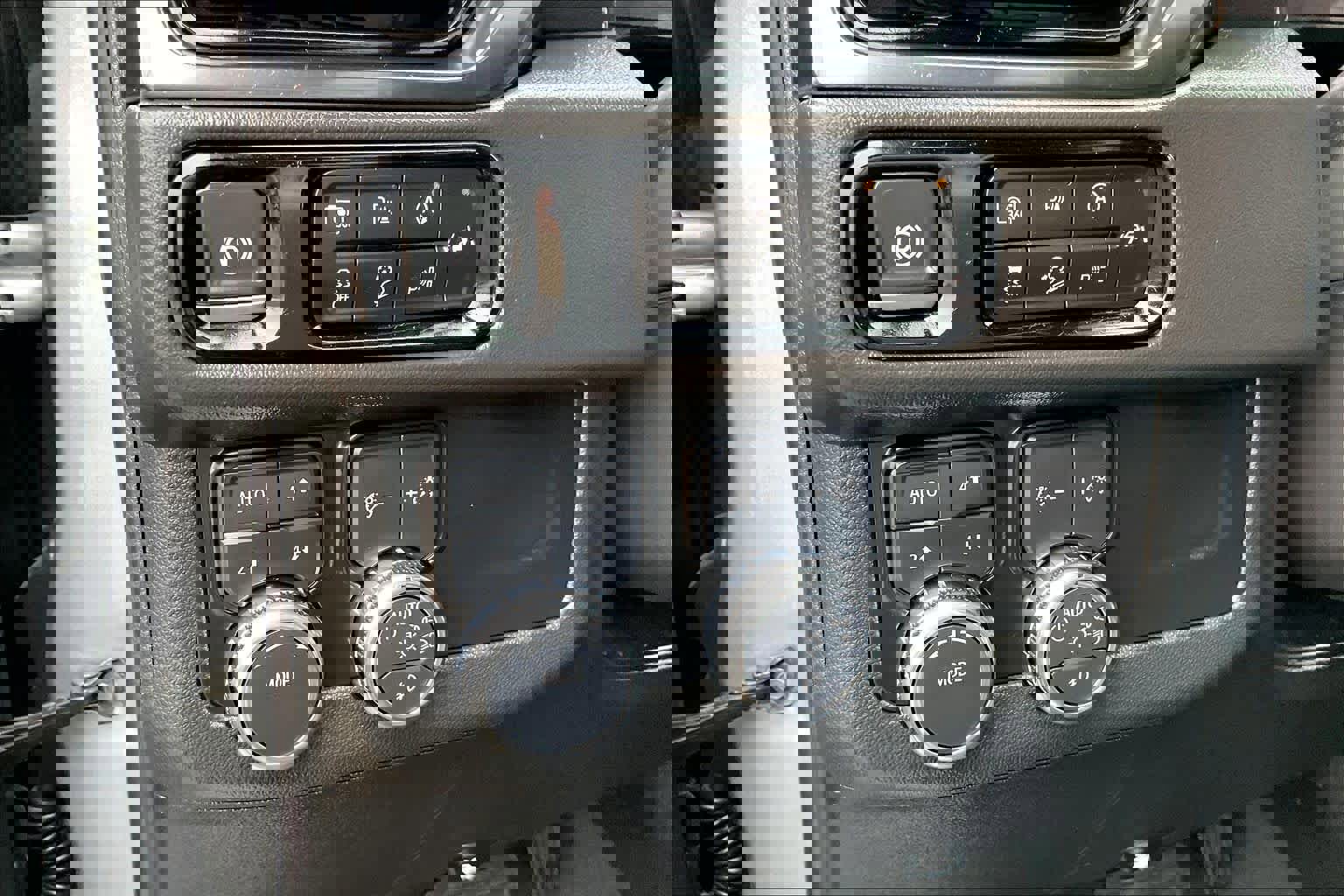 Used 2025 GMC Yukon AT4 w/ AT4 Premium Package image 13