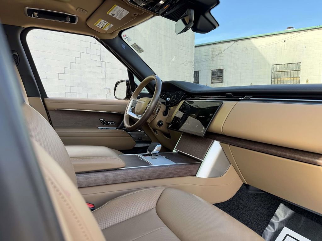 Used 2025 Land Rover Range Rover SE image 11