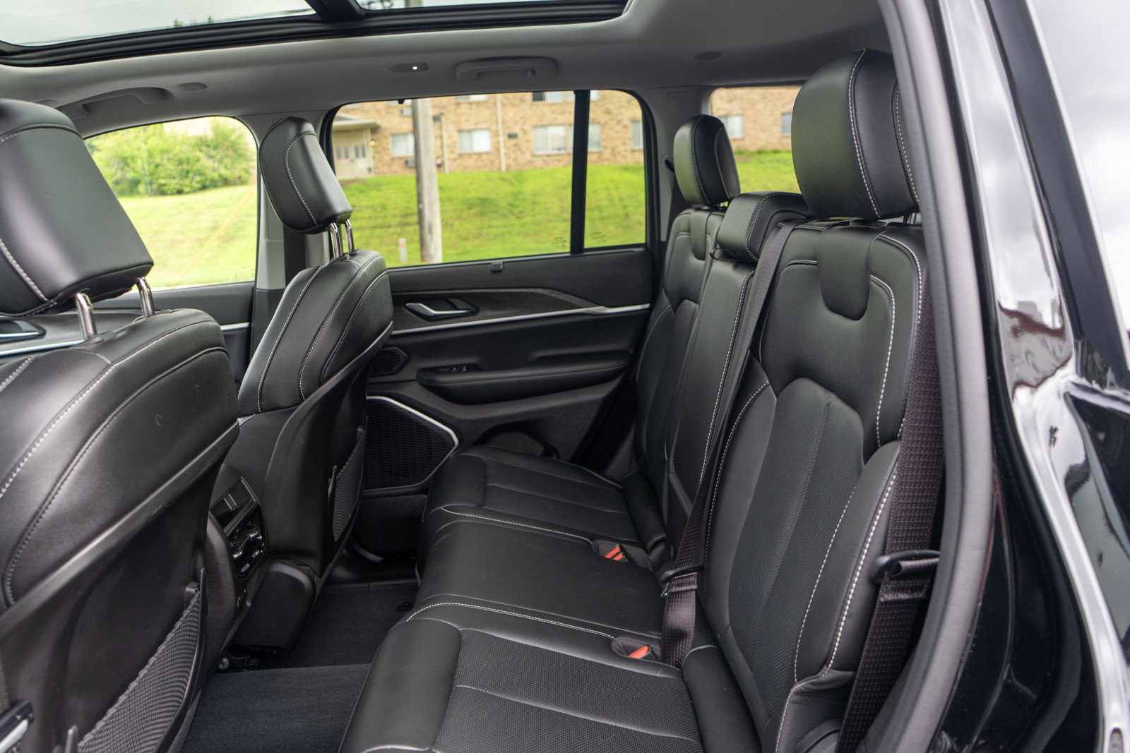 Used 2022 Jeep Grand Cherokee Limited 4xe w/ Luxury Tech Group II AWD/4WD image 33