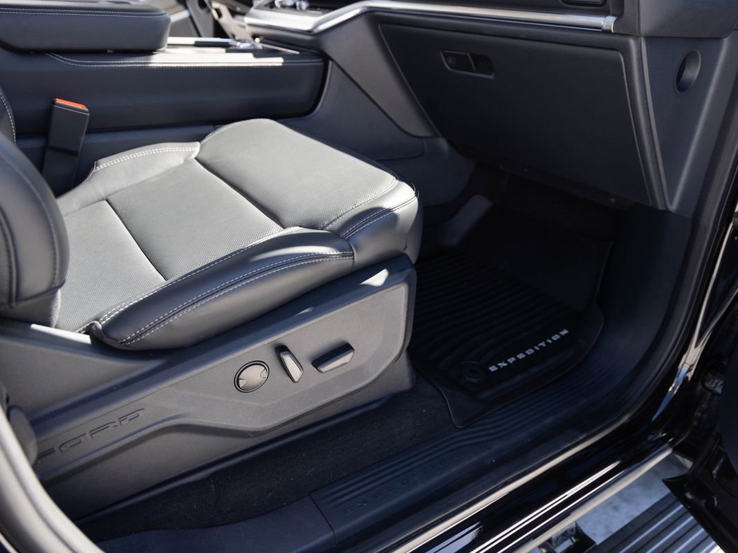 Used 2025 Ford Expedition Platinum w/ Driver's Package image 32