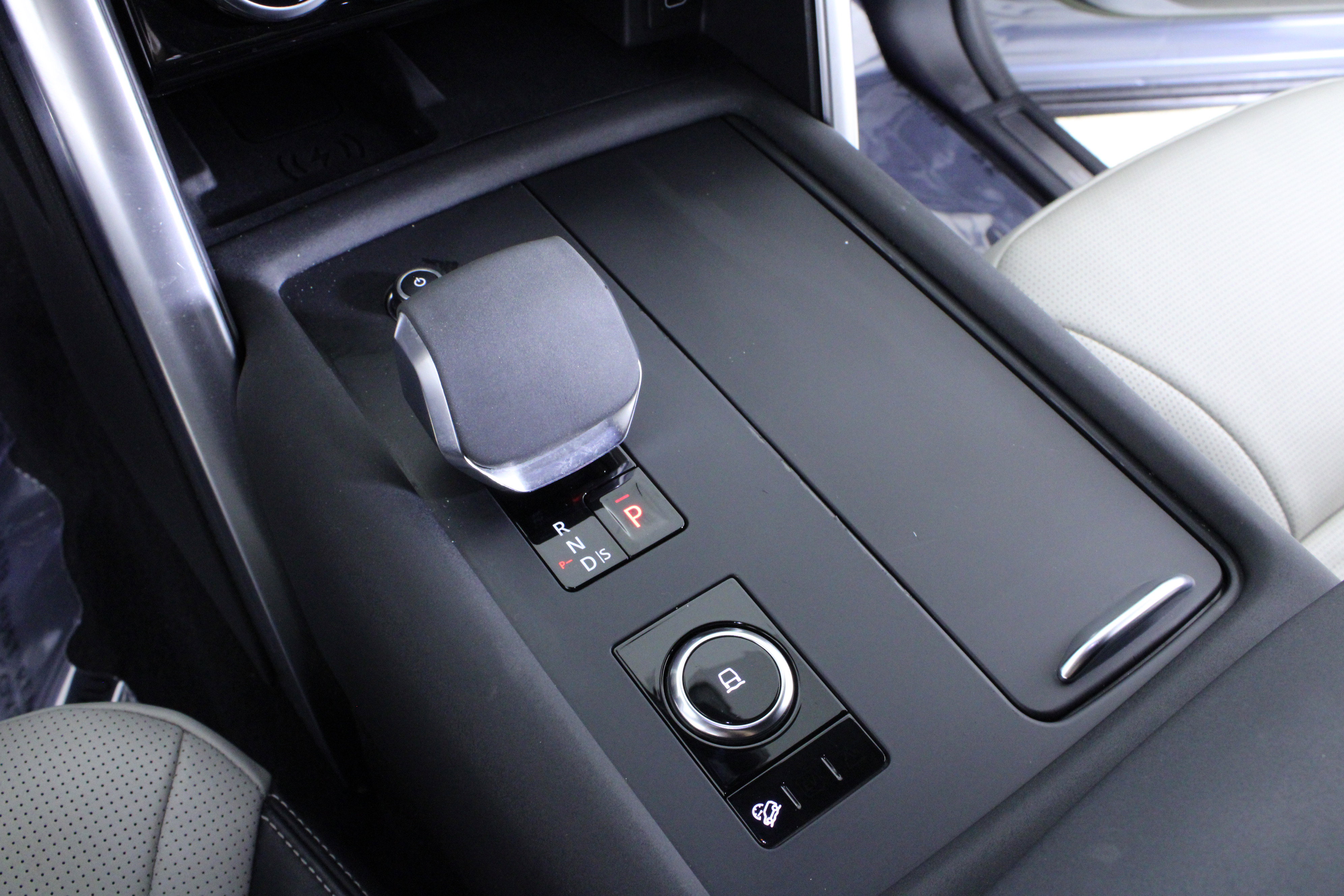 Used 2023 Land Rover Discovery HSE R-Dynamic image 32