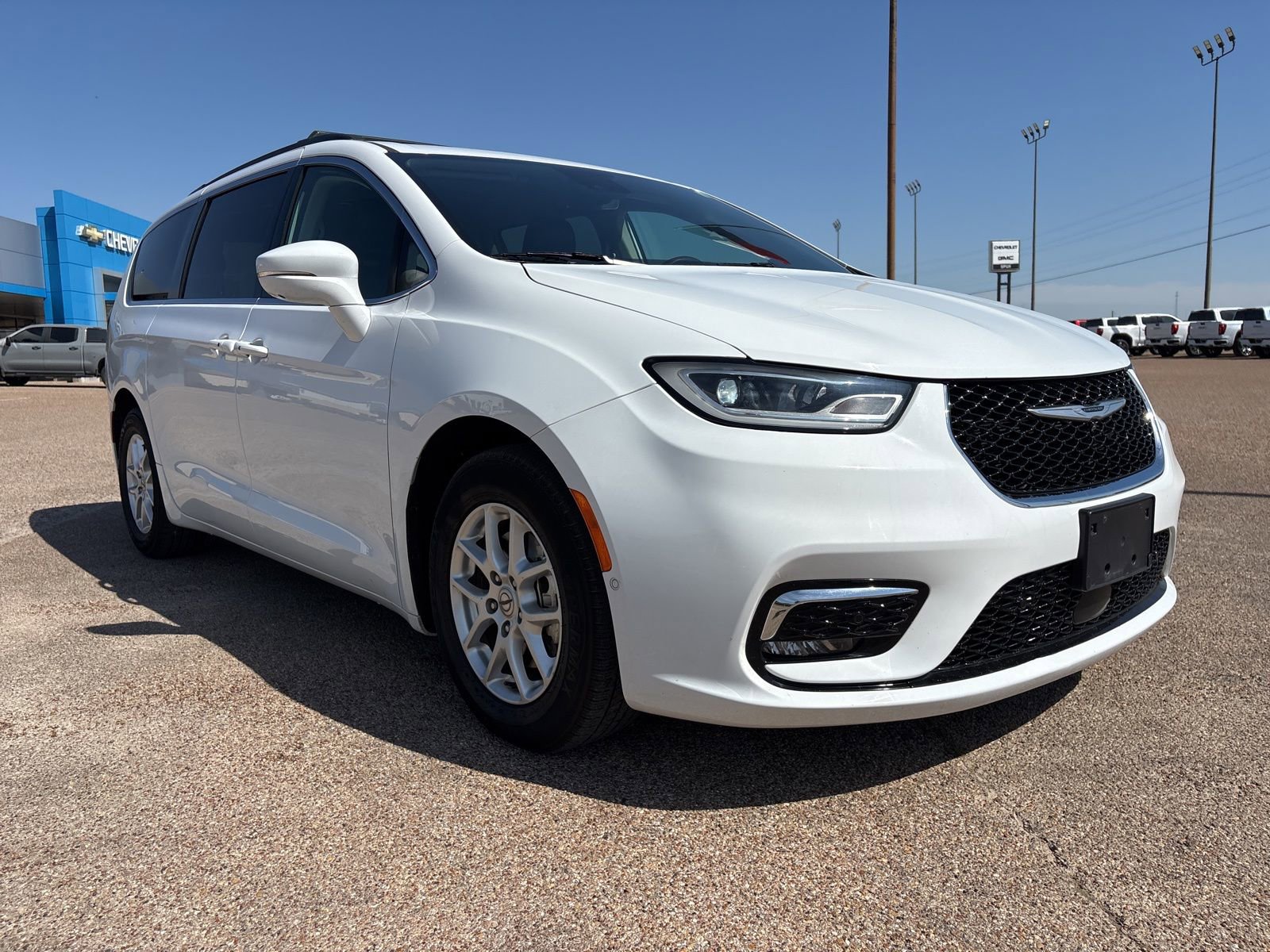 Used 2022 Chrysler Pacifica Touring-L w/ Uconnect Theater Family Group image 8