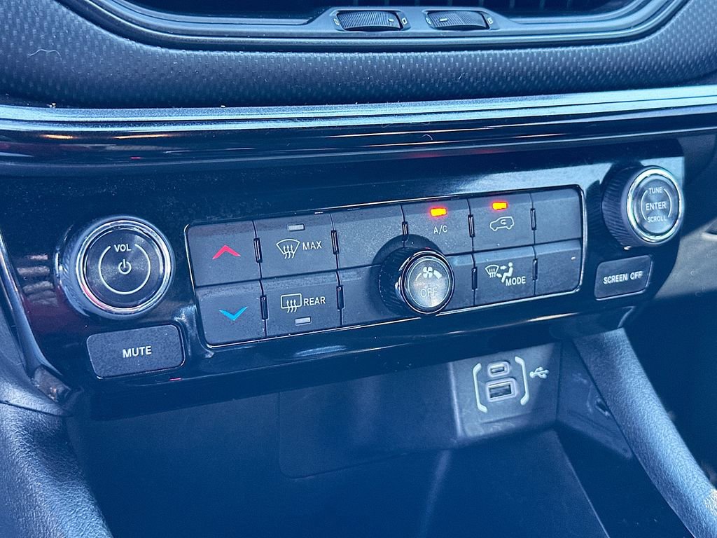 Used 2023 Jeep Compass Latitude image 16