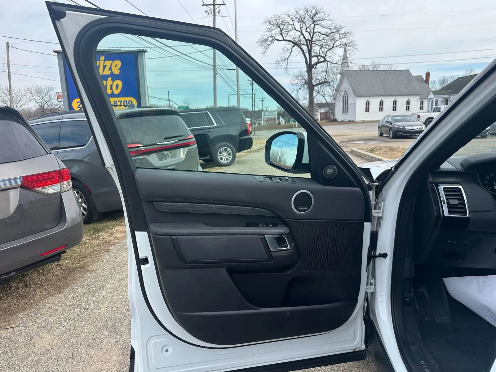 Used 2018 Land Rover Discovery HSE image 17