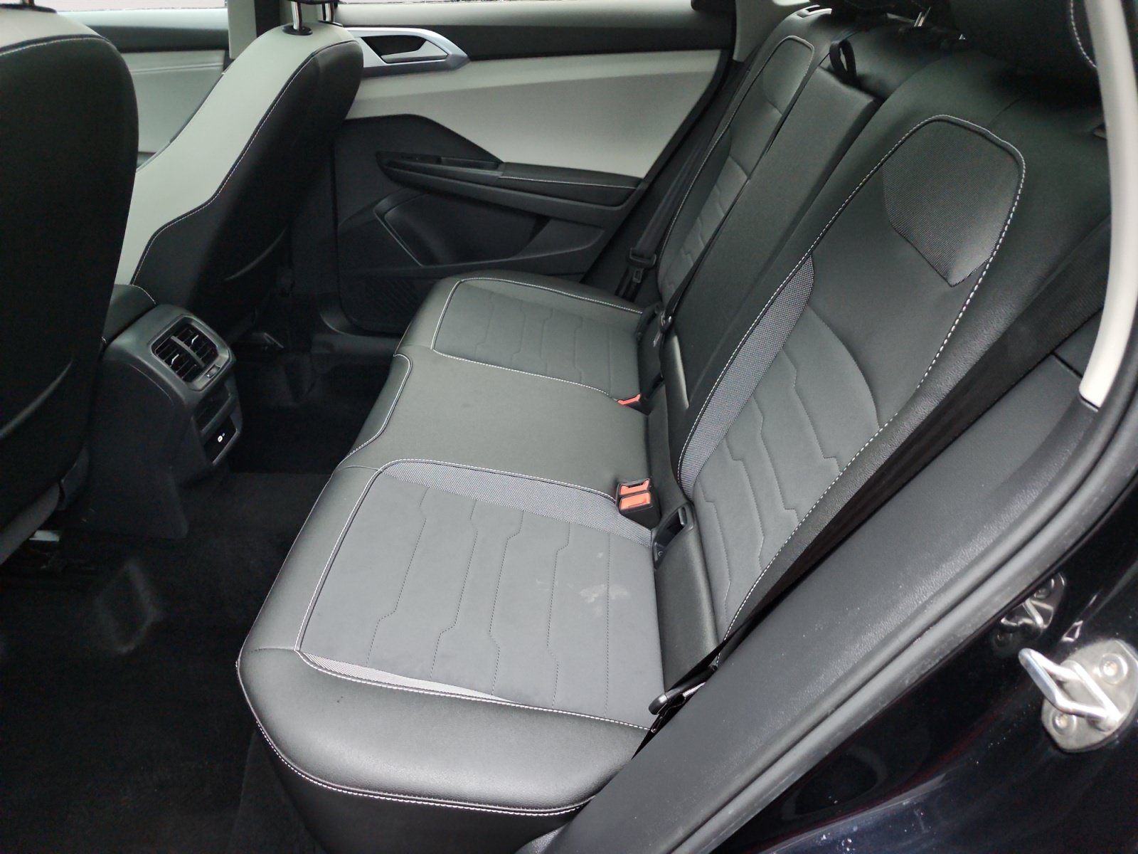 Used 2025 Volkswagen Taos SE w/ Panoramic Sunroof Package FWD image 13