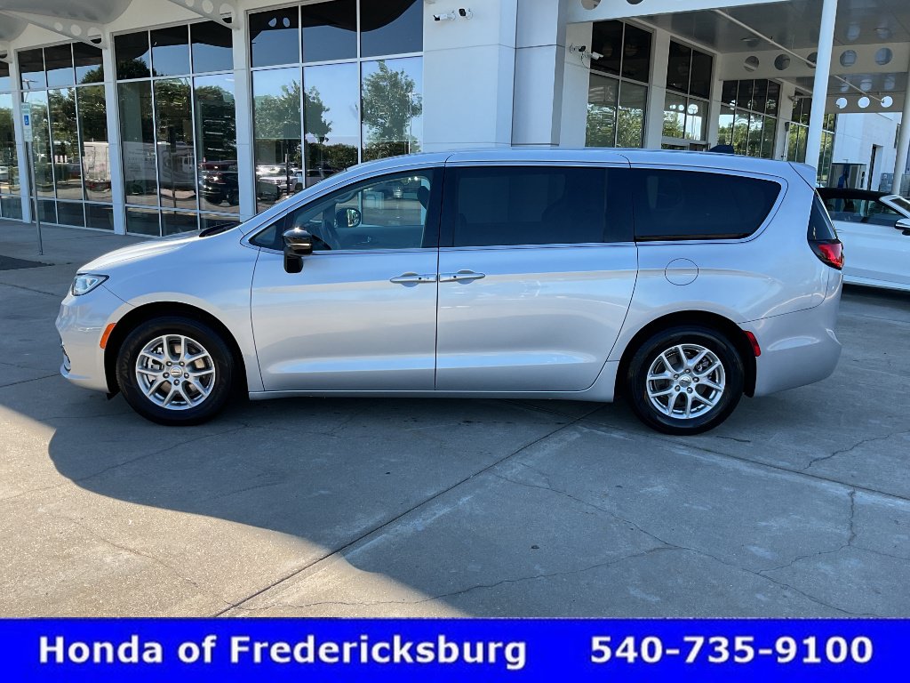 Used 2024 Chrysler Pacifica Touring-L FWD image 3