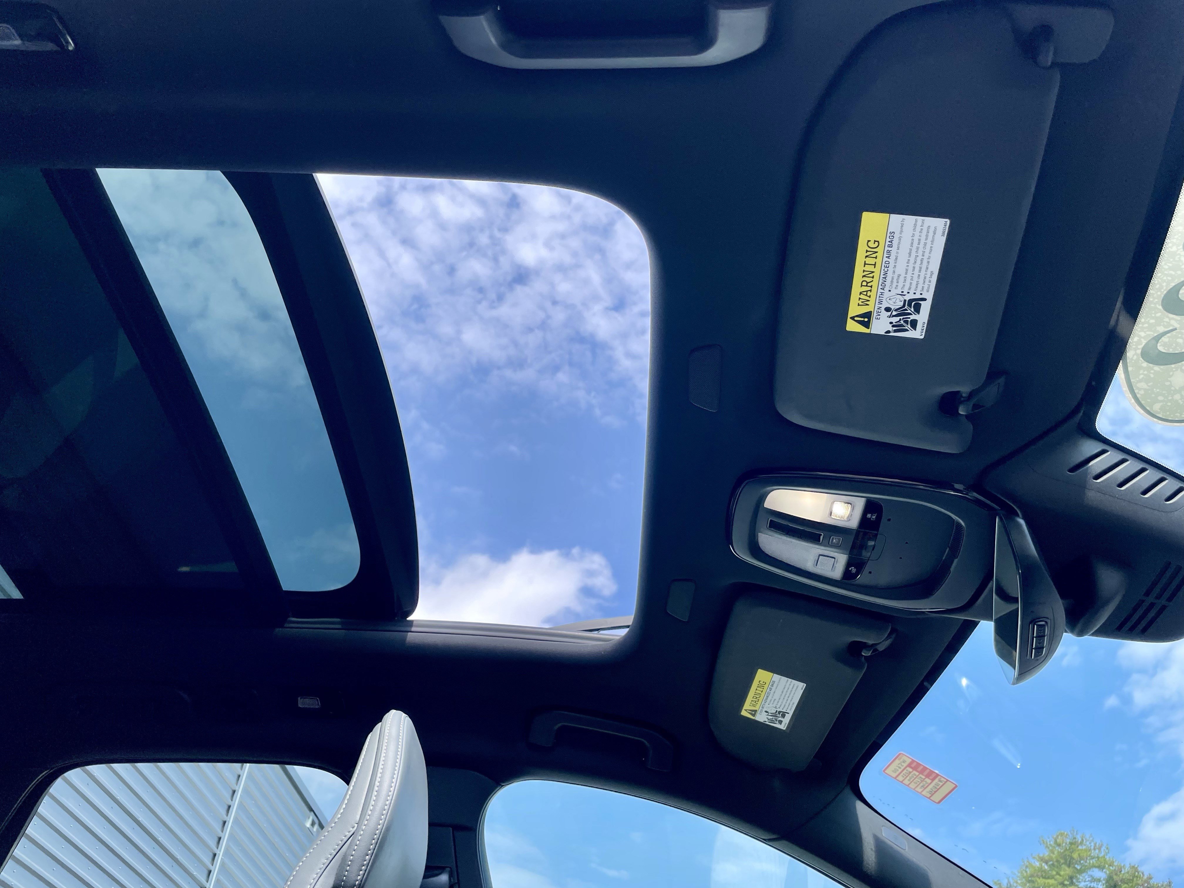 Used 2022 Volvo XC60 B6 R-Design w/ Advanced Package image 17