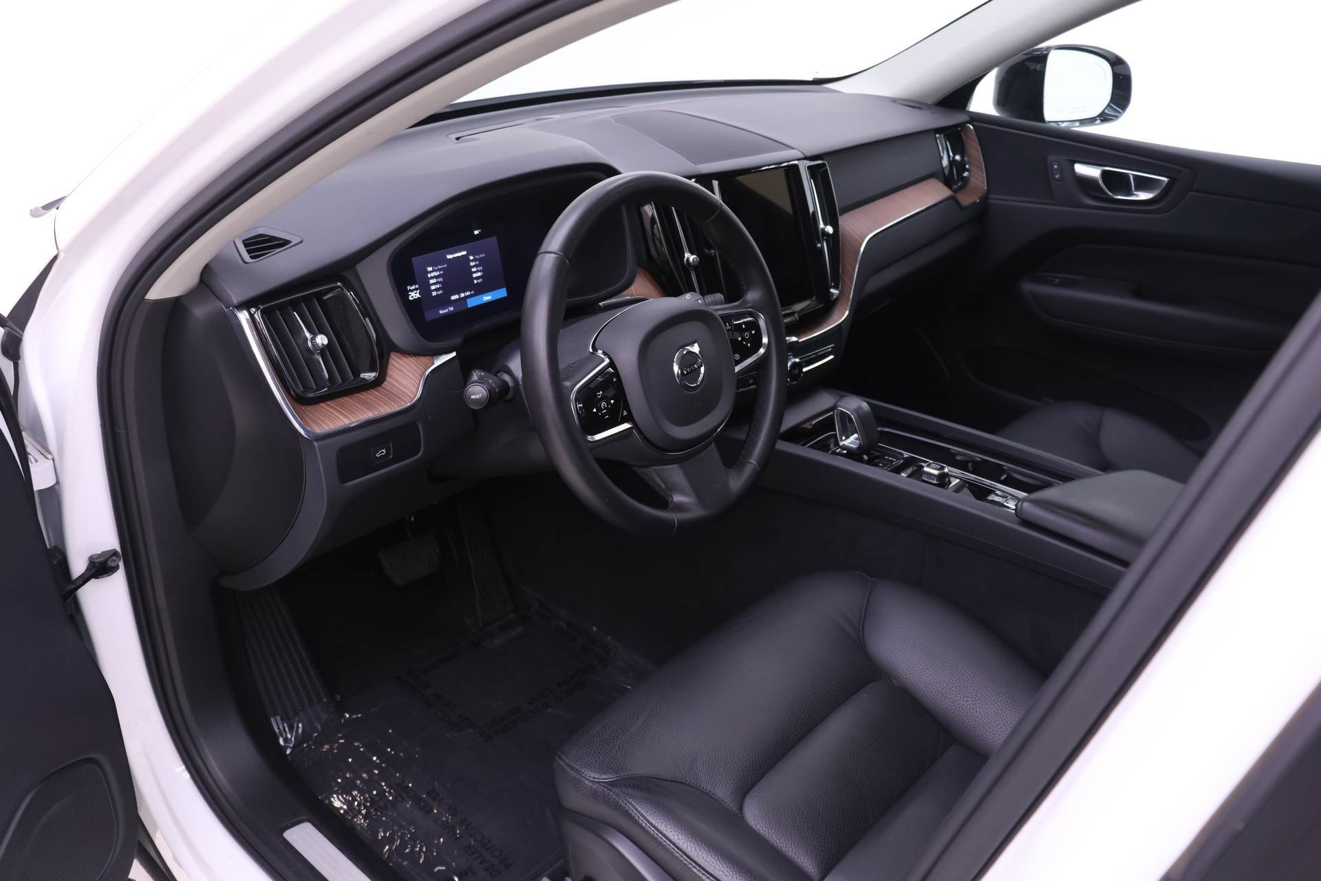 Certified 2024 Volvo XC60 B5 Plus w/ Protection Package Premier AWD/4WD image 6