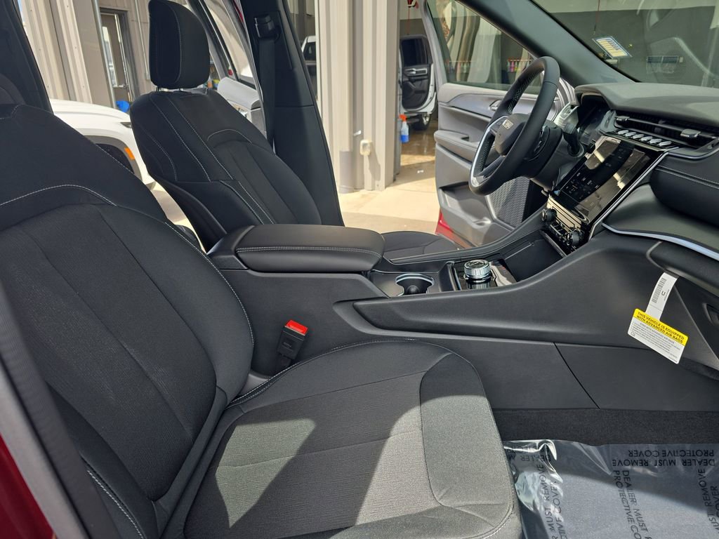 New 2025 Jeep Grand Cherokee Laredo AWD/4WD image 10