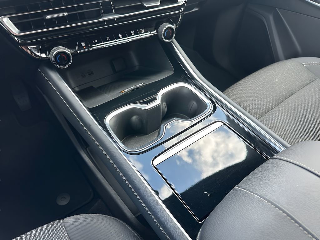 Used 2024 Chevrolet Traverse LT image 25