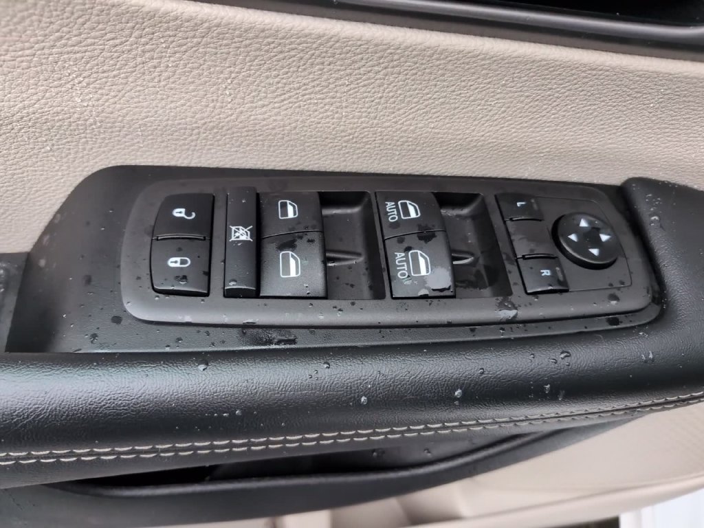Used 2024 Chrysler Pacifica Touring-L FWD image 15