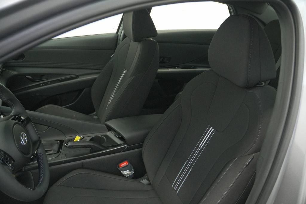 Certified 2025 Hyundai Elantra Sport image 25
