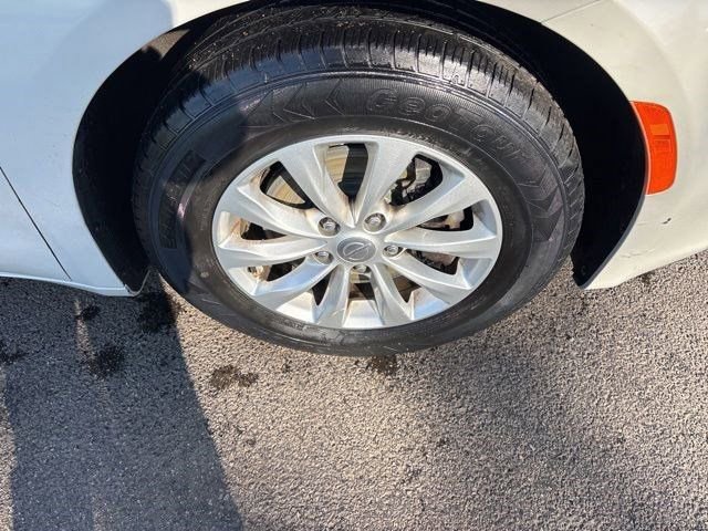 Used 2017 Chrysler Pacifica Touring w/ Tire & Wheel Group FWD image 42