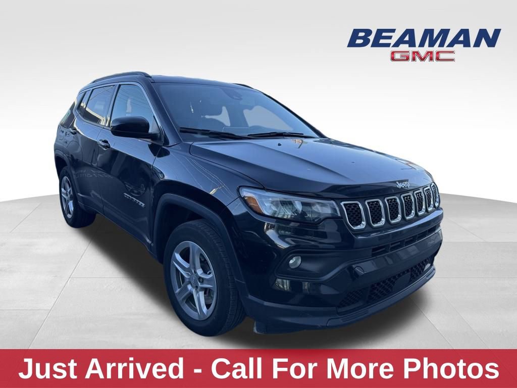 Used 2024 Jeep Compass Latitude w/ Altitude Special Edition image 1