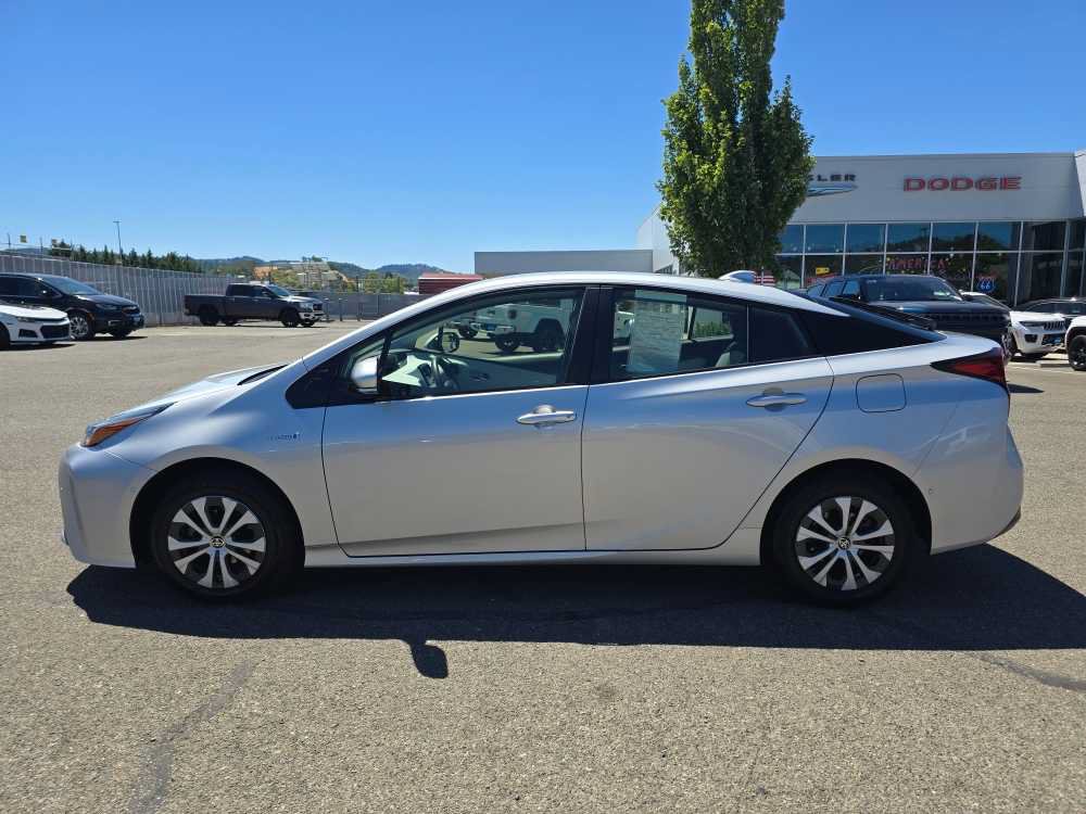 Used 2020 Toyota Prius LE AWD/4WD image 2