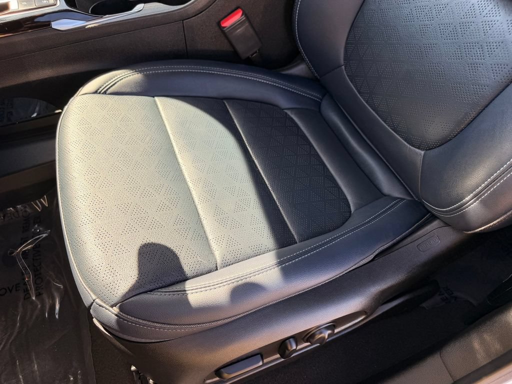 Used 2022 Chevrolet Bolt EUV Premier w/ Sun & Sound Package FWD image 10