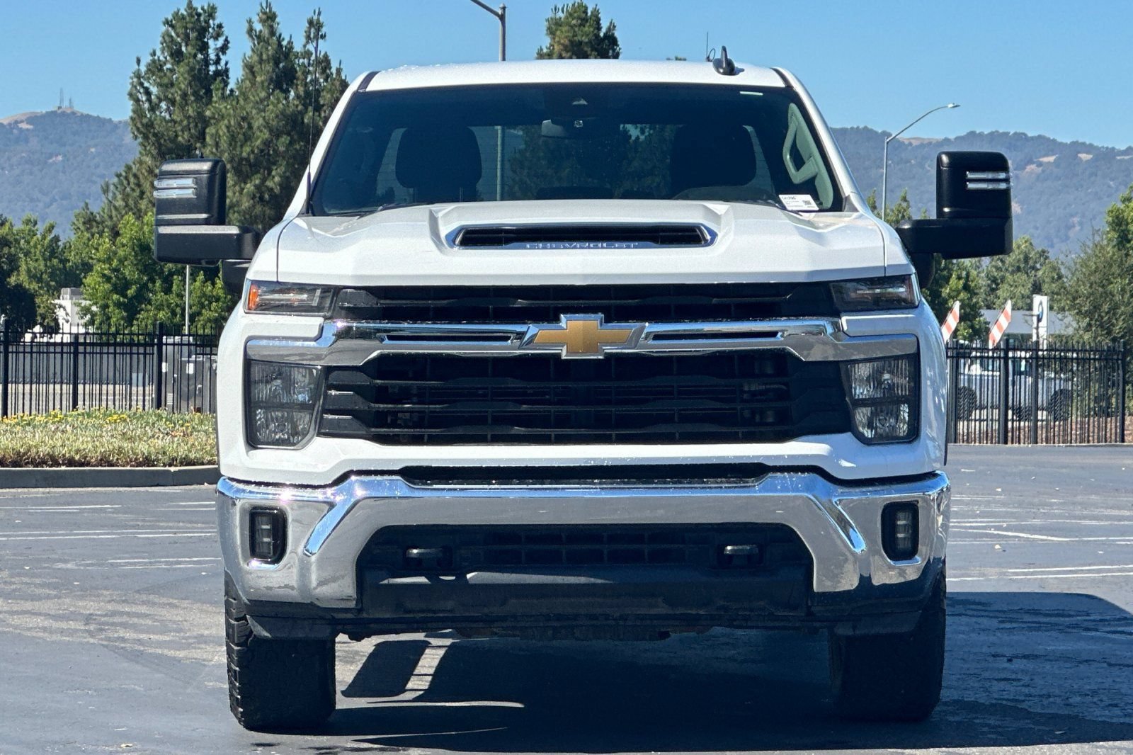 Used 2024 Chevrolet Silverado 2500 LT AWD/4WD image 9