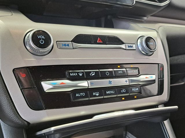 Used 2023 Ford Explorer XLT AWD/4WD image 16