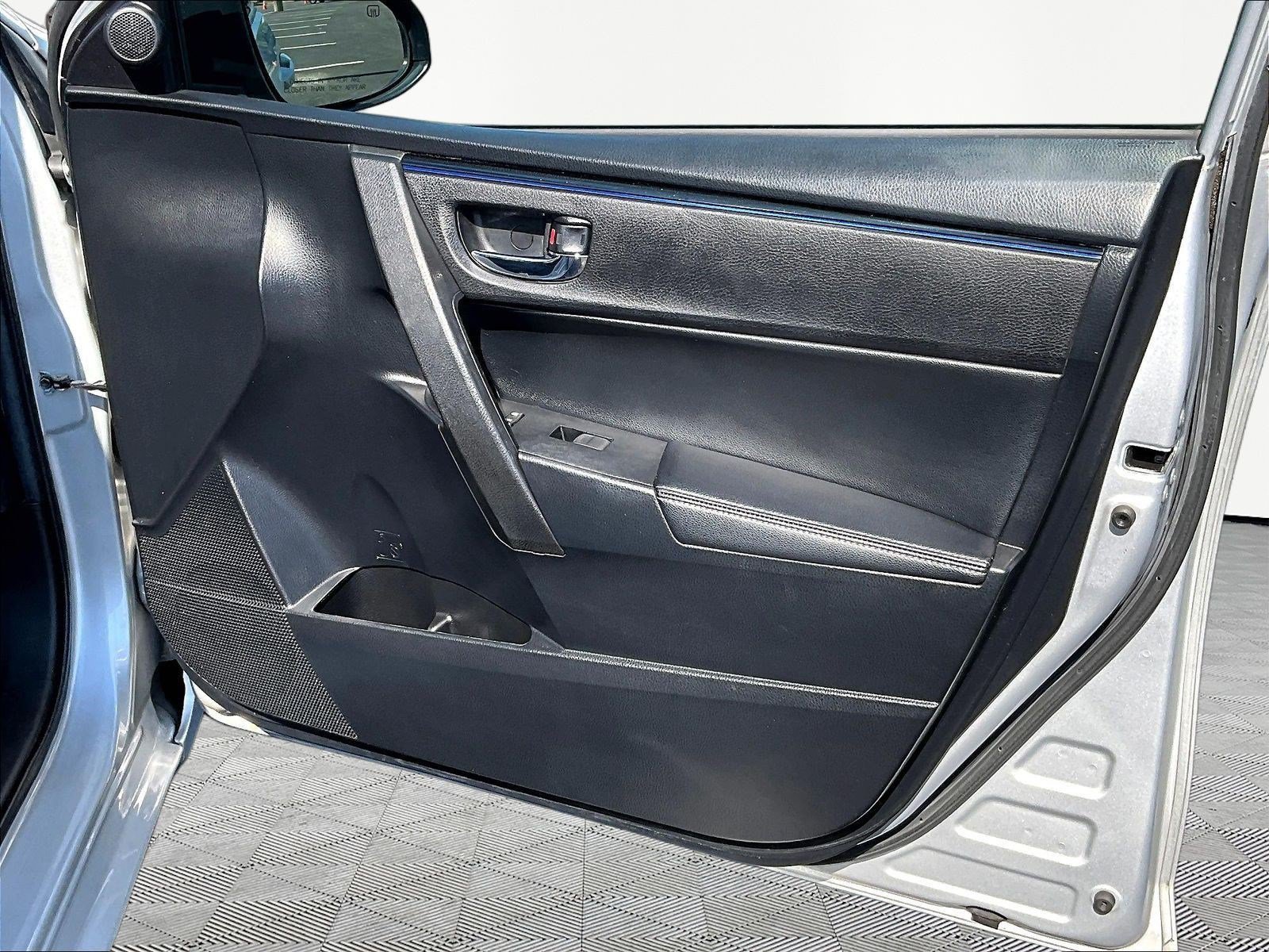 Used 2018 Toyota Corolla SE w/ Carpet Mat Package (TMS) FWD image 28