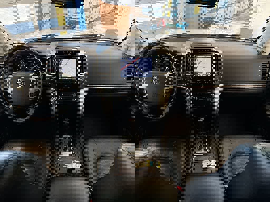 Used 2015 Toyota Land Cruiser image 17