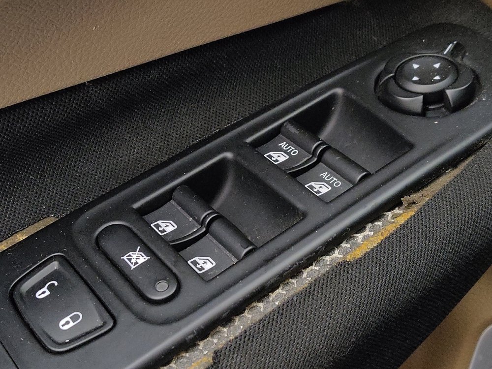 Used 2015 Jeep Renegade Latitude w/ Popular Equipment Group FWD image 27