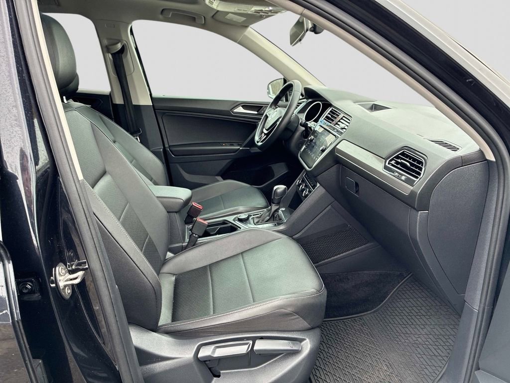 Used 2020 Volkswagen Tiguan SE w/ Panoramic Sunroof Package image 9