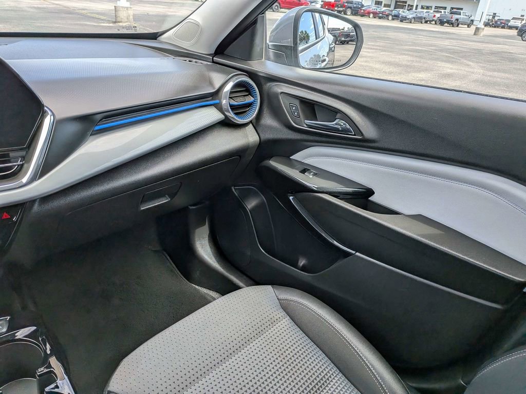Used 2025 Chevrolet Trax LT FWD image 18