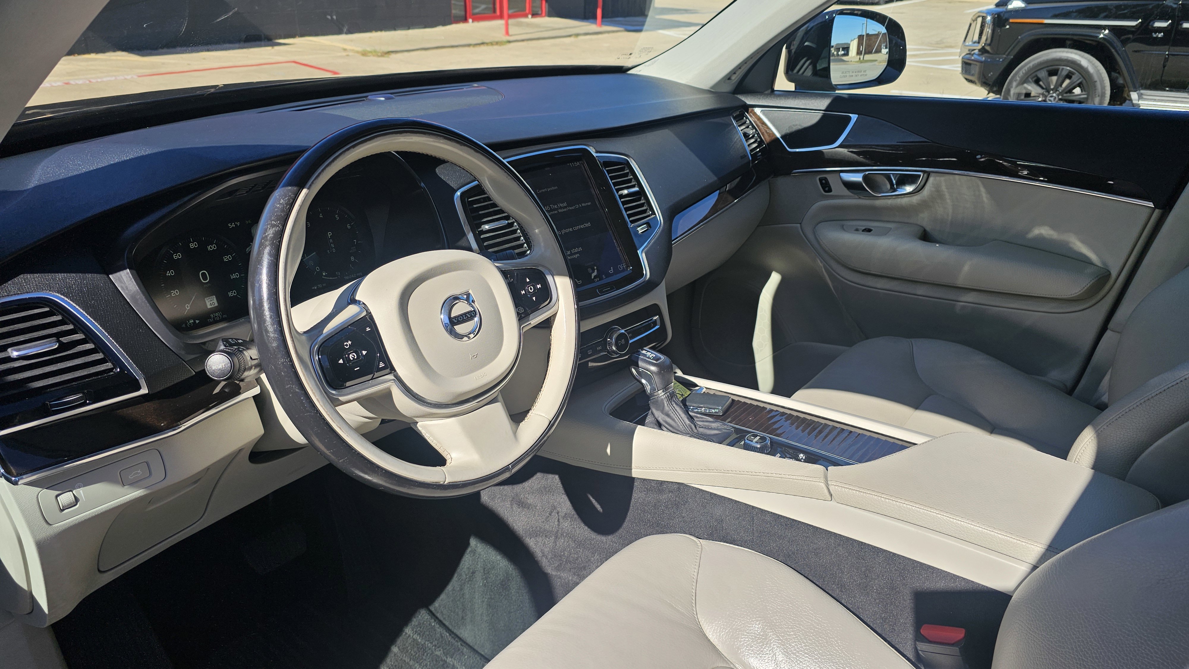 Used 2017 Volvo XC90 T6 Momentum w/ Vision Package image 25