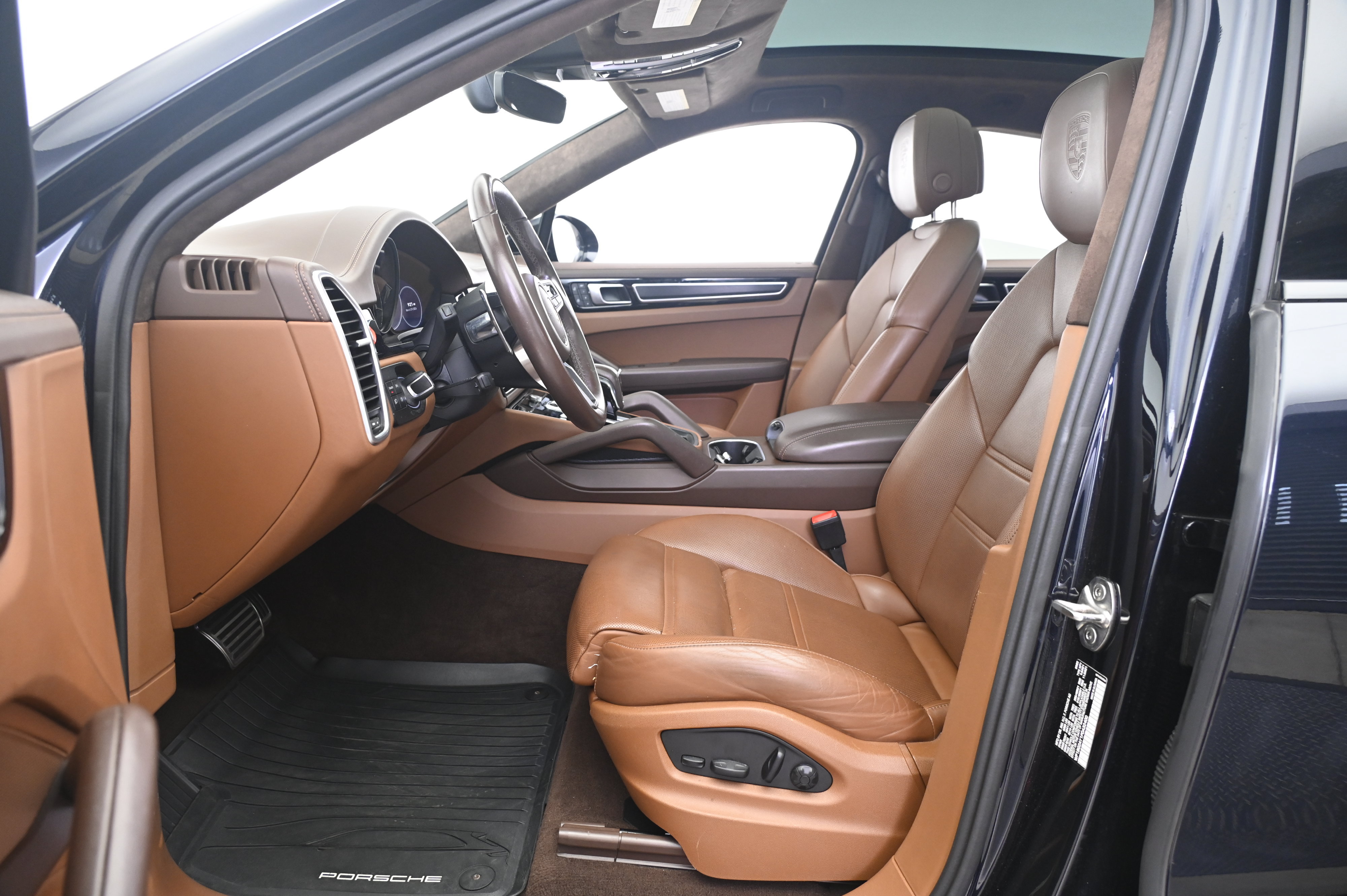 Certified 2023 Porsche Cayenne GTS AWD/4WD image 29