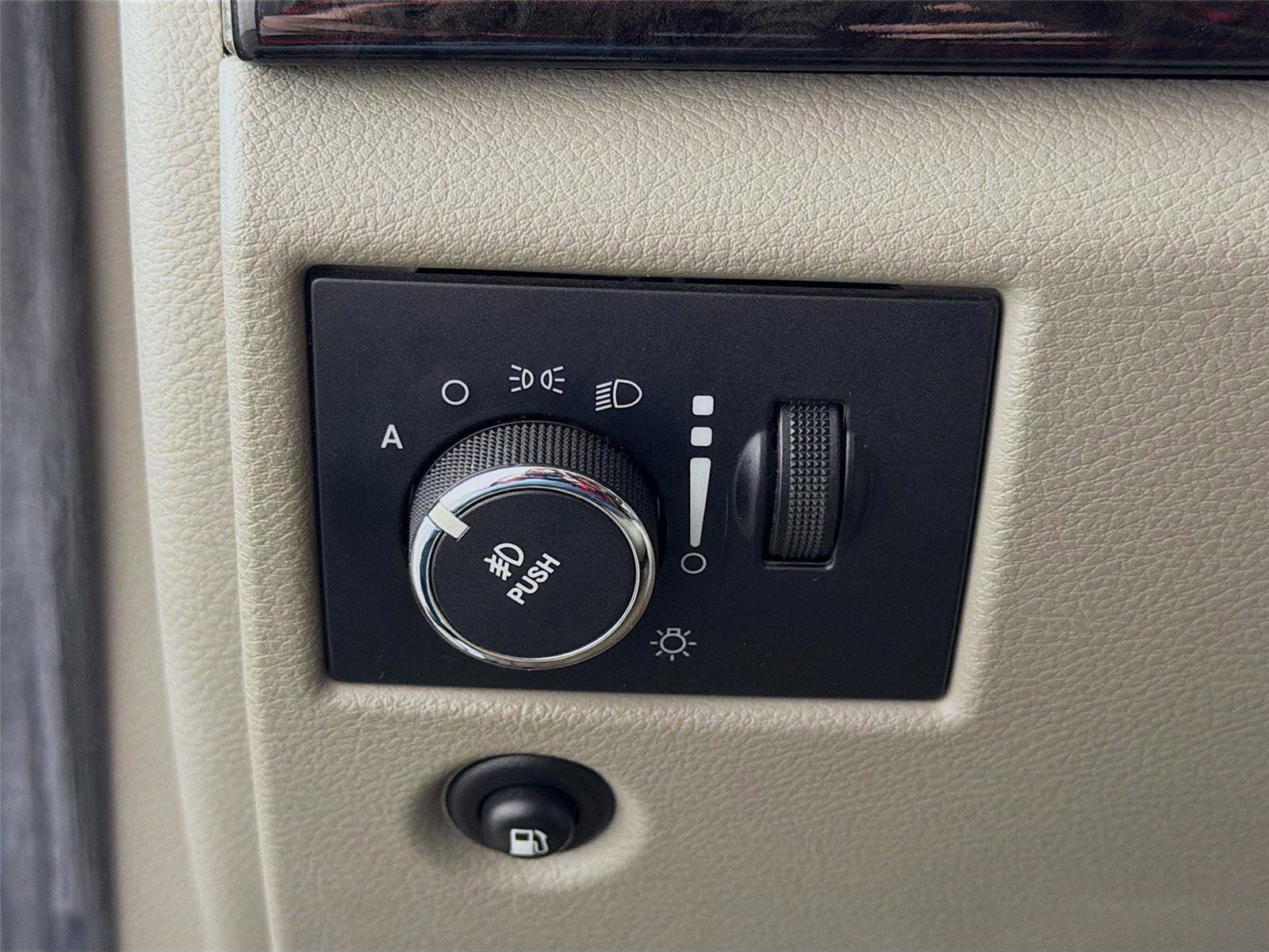 Used 2012 Jeep Grand Cherokee Laredo w/ Laredo E Group image 10