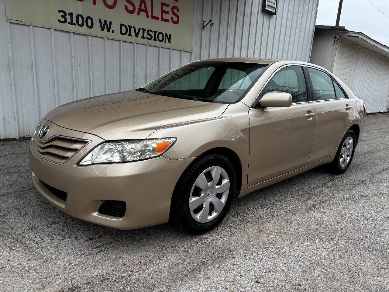 Used 2011 Toyota Camry LE image 2