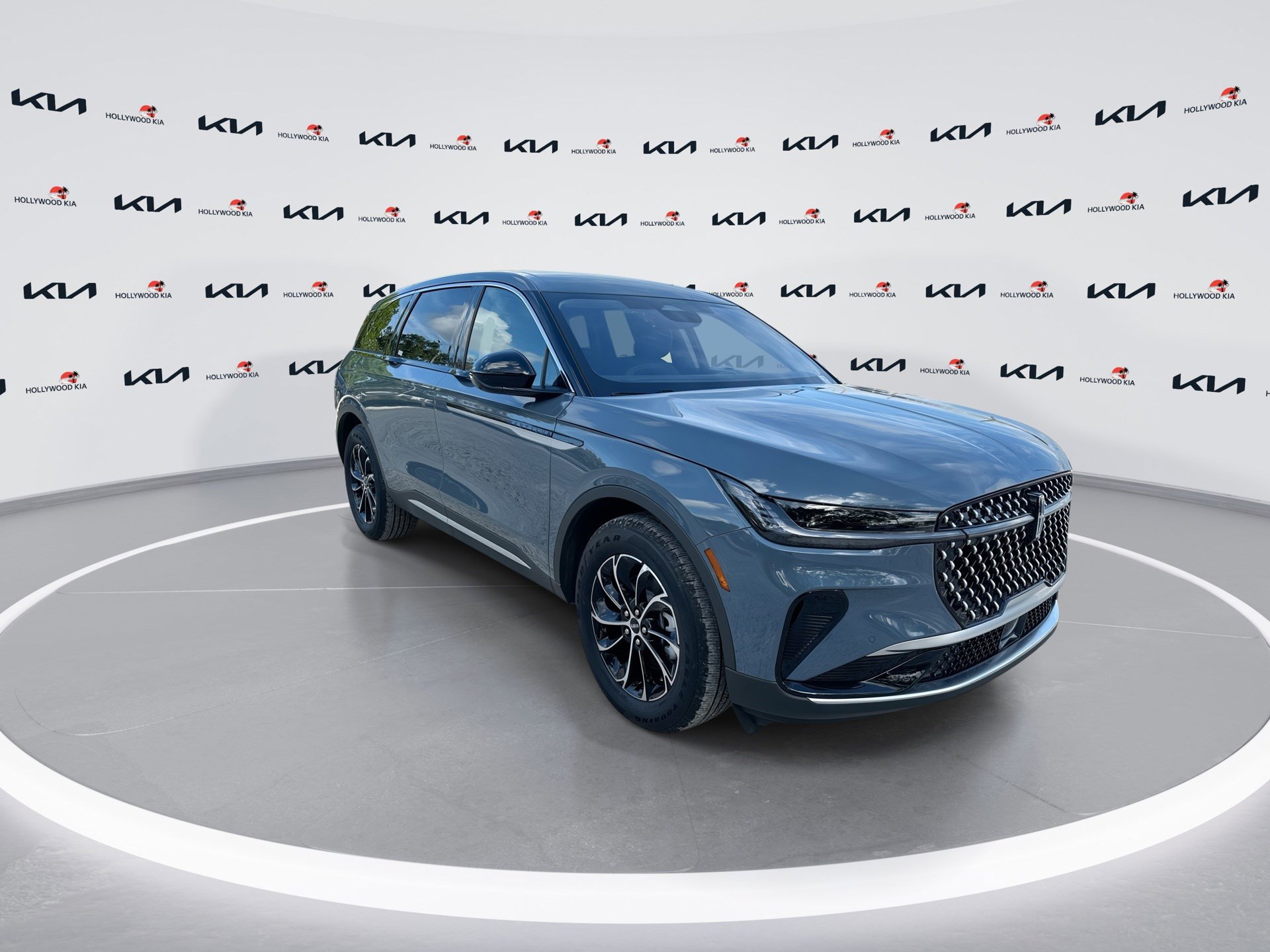 Used 2025 Lincoln Nautilus Premier image 2