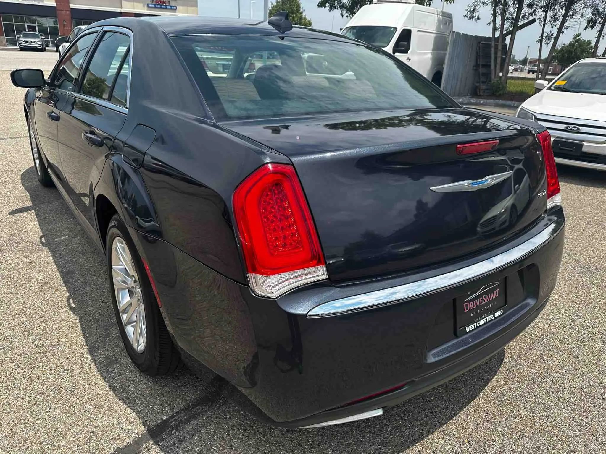 Used 2018 Chrysler 300 Touring w/ Driver Convenience Group image 8