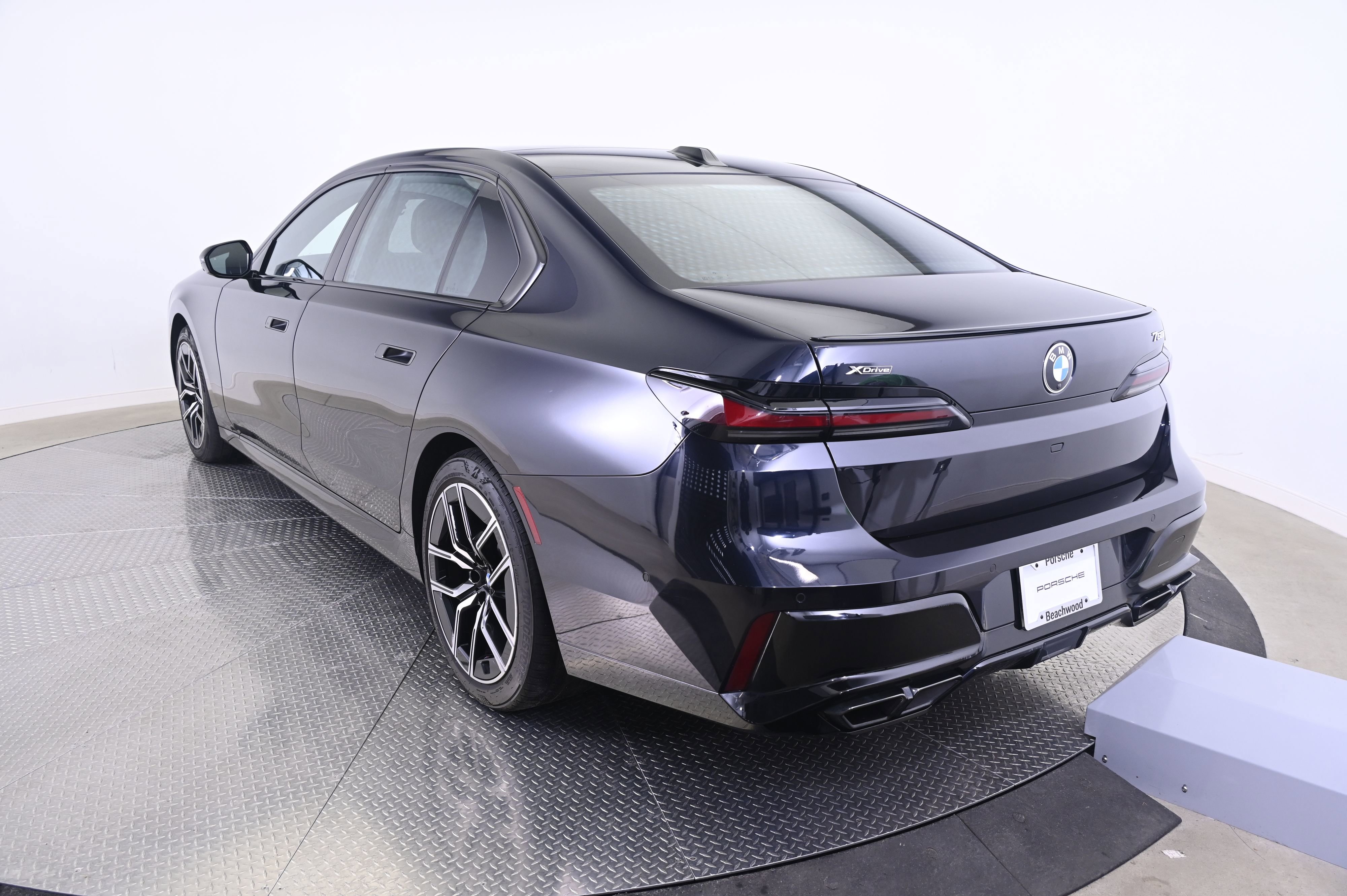 Used 2023 BMW 760i xDrive AWD/4WD image 3