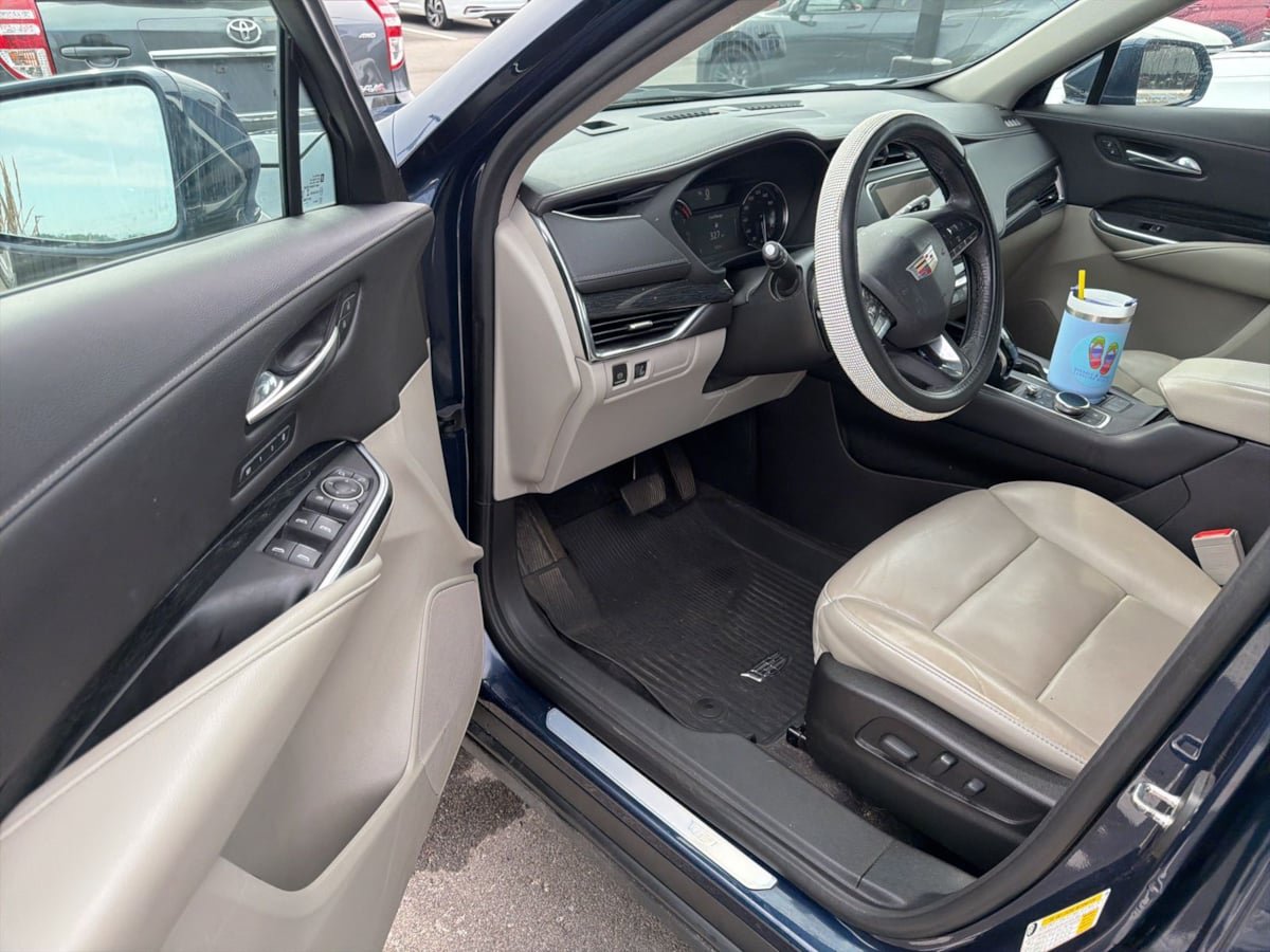Used 2020 Cadillac XT4 Premium Luxury w/ Cold Weather Package FWD image 4