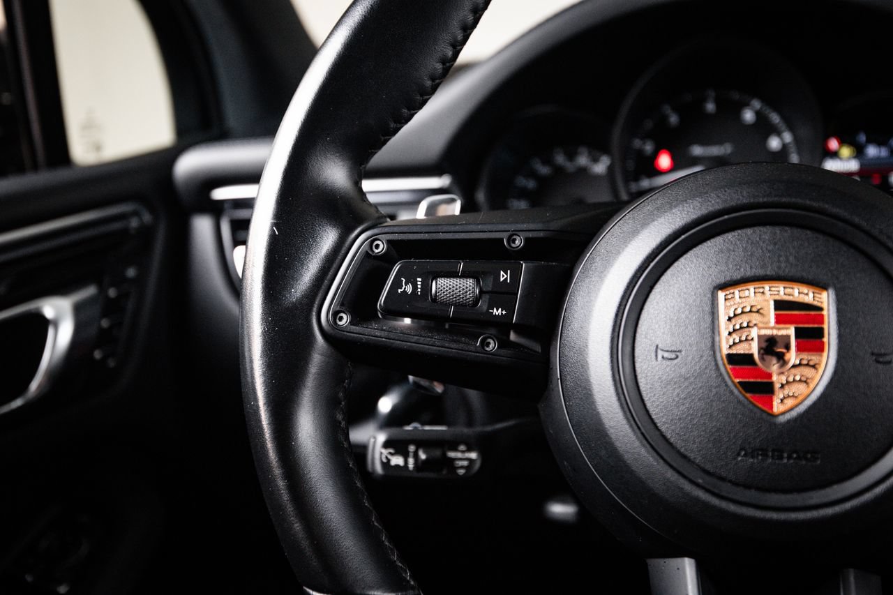 Certified 2024 Porsche Macan AWD/4WD image 17