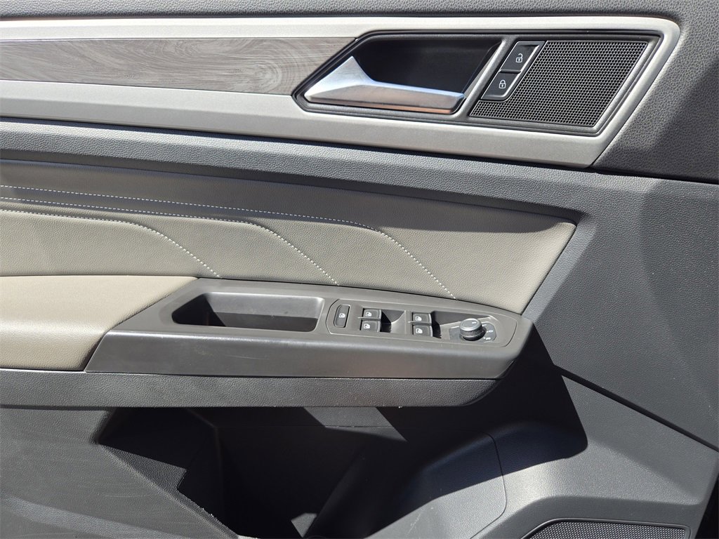 Used 2022 Volkswagen Atlas Cross Sport SE image 25