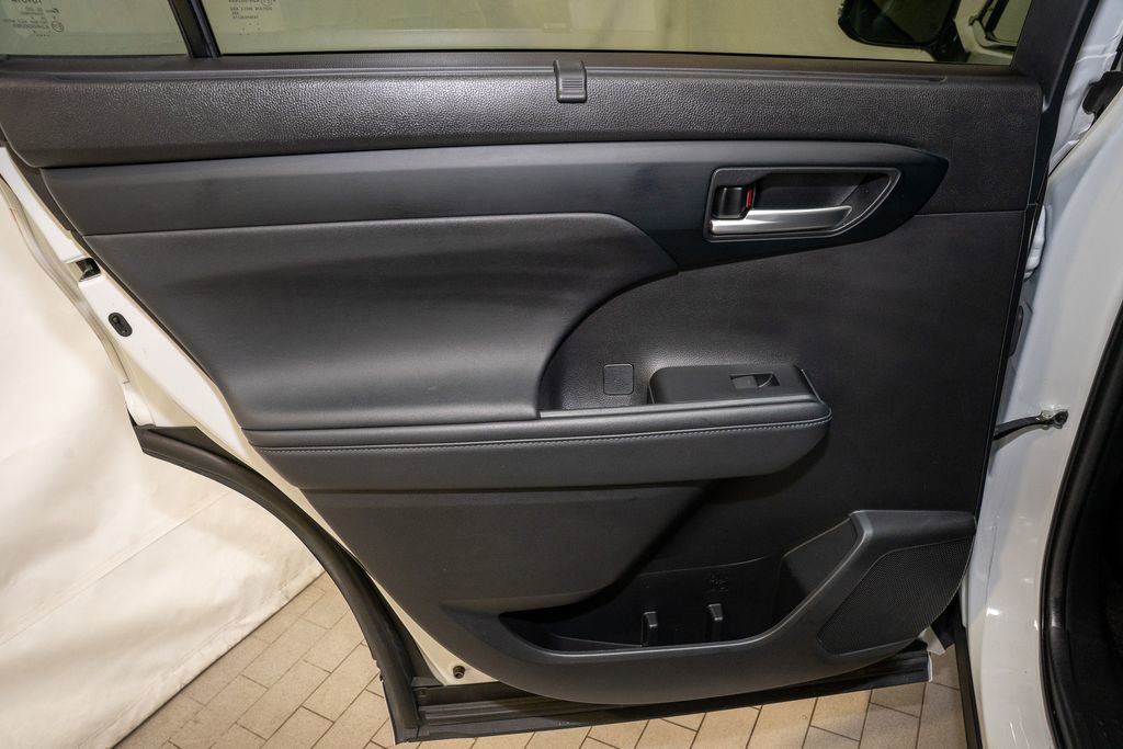 Used 2023 Toyota Highlander XLE image 11