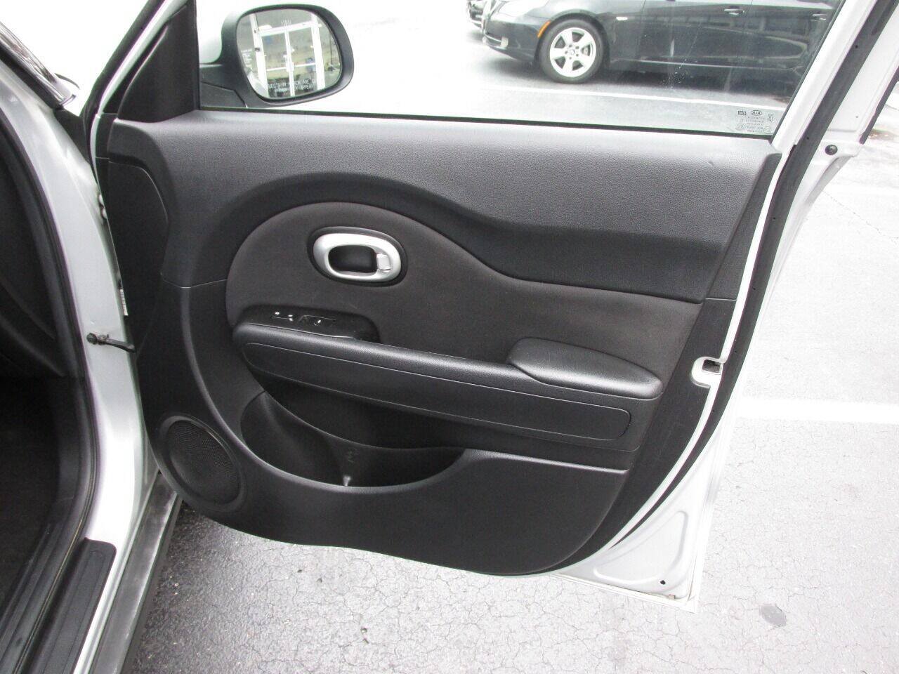 Used 2015 Kia Soul FWD image 28