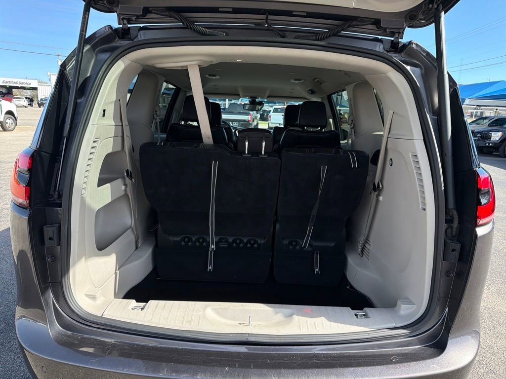 Used 2023 Chrysler Pacifica Touring-L image 25