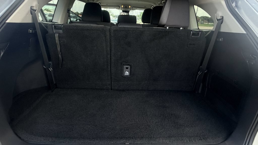 Used 2024 Toyota Highlander LE AWD/4WD image 29