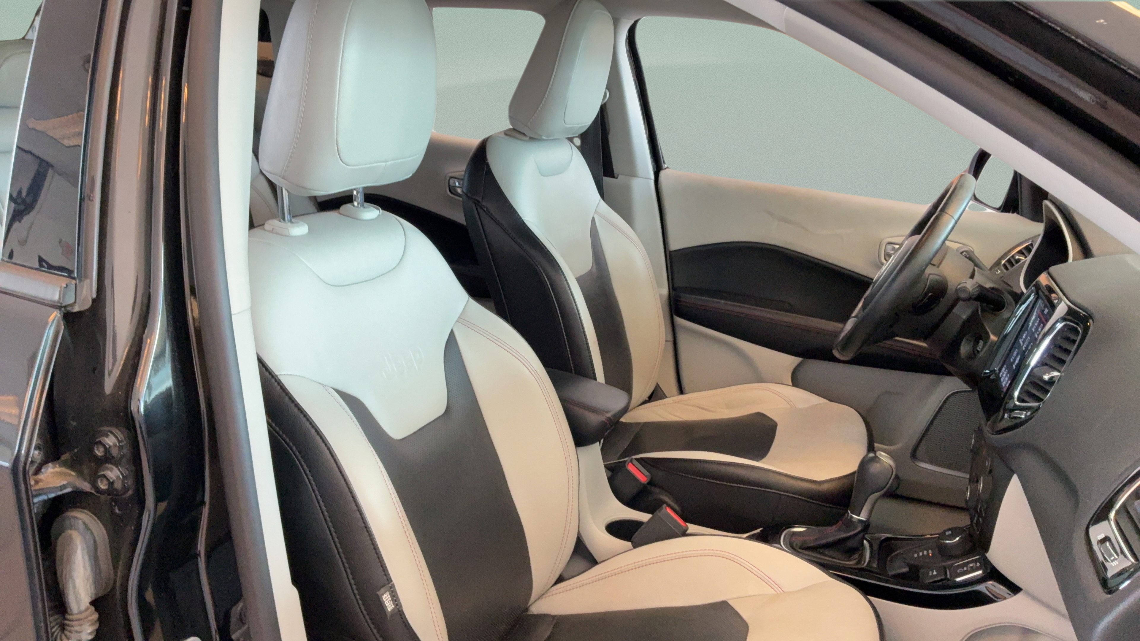 Used 2018 Jeep Compass Limited AWD/4WD image 36