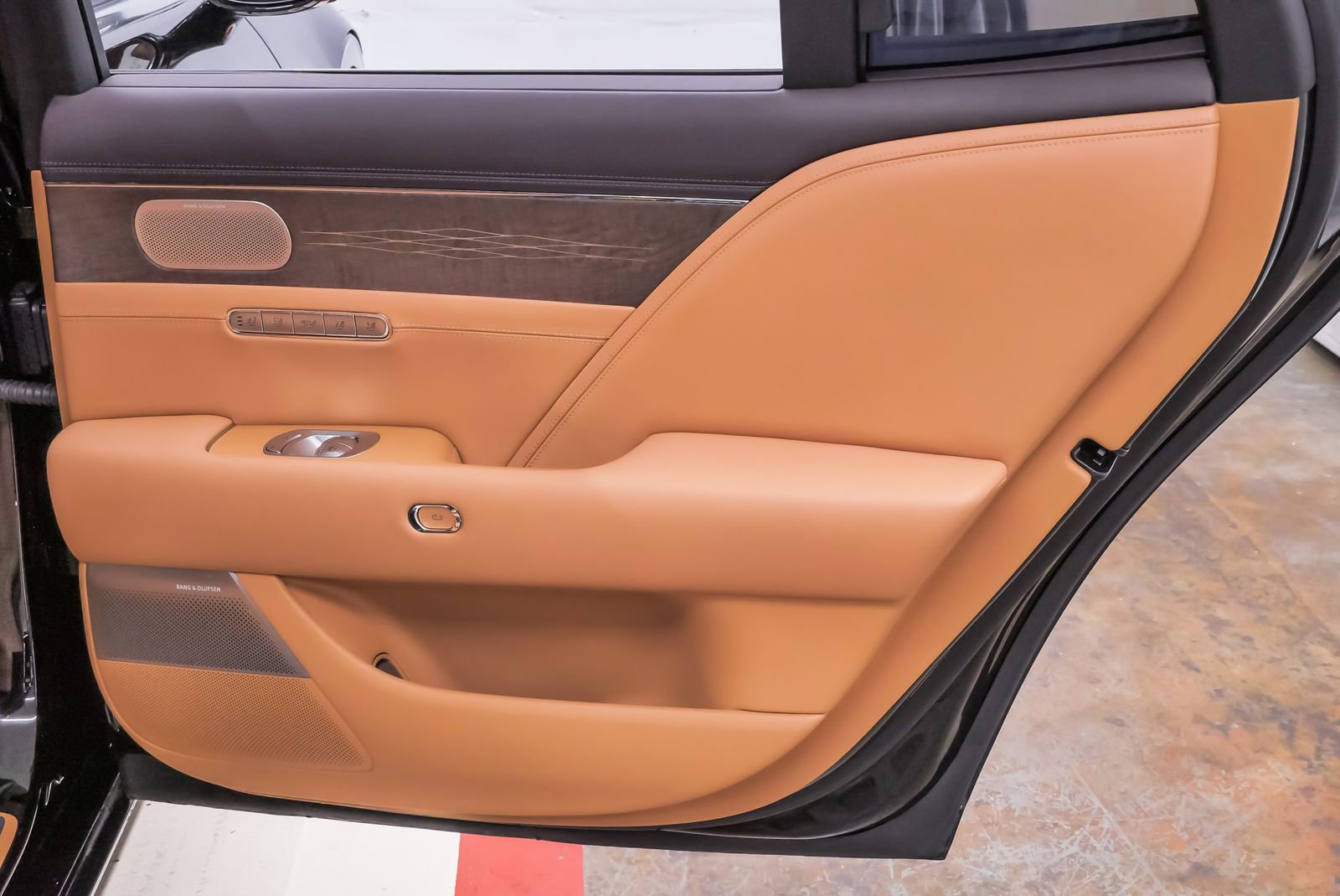 Certified 2025 Genesis G90 3.5T image 32