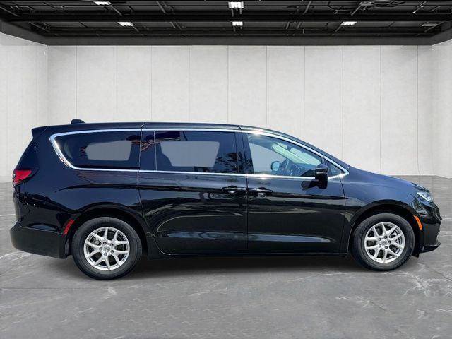 Certified 2023 Chrysler Pacifica Touring-L FWD image 4