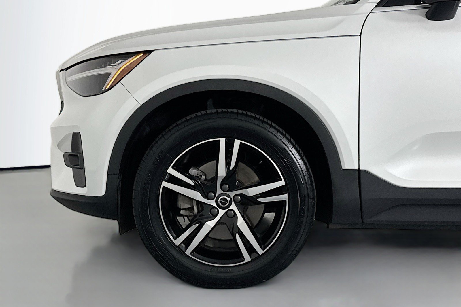 Used 2023 Volvo XC40 B5 Plus AWD/4WD image 10