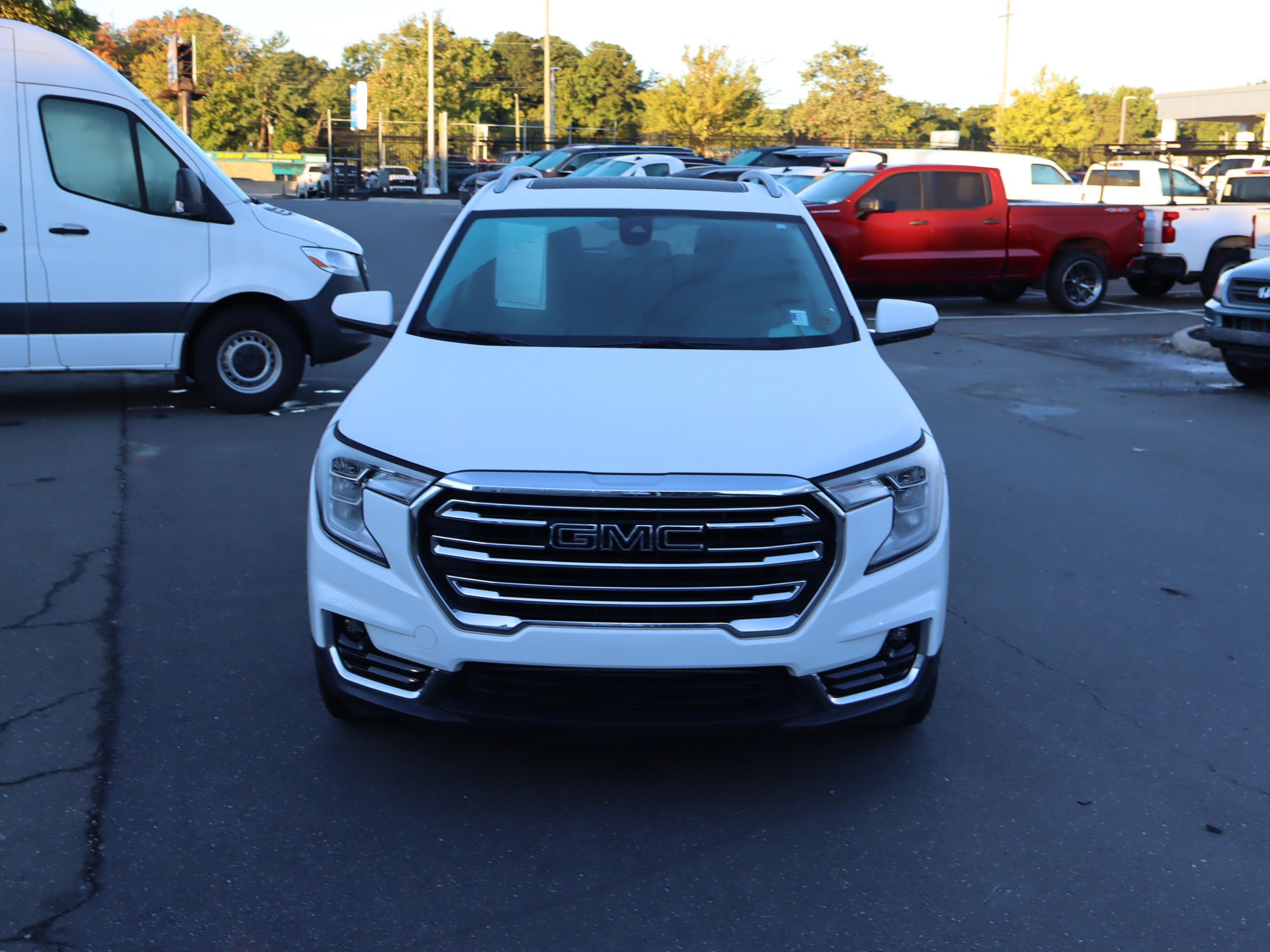 Used 2024 GMC Terrain SLT FWD image 3
